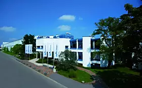 Uhlmann Pac-Systeme GmbH & Co. KG •Hauptsitz: Laupheim, Baden-Württemberg •Indien-Präsenz: Uhlmann India Pvt. Ltd. •Fokus: Blister- und Kartoniermaschinen für die Pharmaindustrie