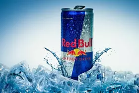 Red Bull: Die schlanke, silber-blaue Dose ist sofort als Energydrink erkennbar.