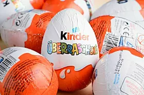 Das Überraschungsei ist fester Bestandteil (fast) jeder Kindheitserinnerung – obwohl die Kombination aus Schokolade und darin versteckter Überraschung manch einen auch noch im hohen Alter begeistern kann.