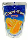 Capri Sun – für die, die schon einige Sommer hinter sich haben, wird sie immer Capri Sonne heißen – ist ein Getränk, dass man sich im Grunde gar nicht vorstellen kann, aus einem Glas oder ähnlichem zu trinken. Die Grundform der Verpackung blieb bis heute gleich, allerdings arbeitet der Hersteller daran, diese nachhaltiger zu gestalten. So wurde beim Trinkhalm der Kunststoff durch Papier ersetzt, außerdem wird aktuell eine recyclingfreundliche Monomaterial-Lösung der Verpackung eingeführt.