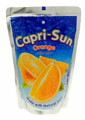 Capri Sun – für die, die schon einige Sommer hinter sich haben, wird sie immer Capri Sonne heißen – ist ein Getränk, dass man sich im Grunde gar nicht vorstellen kann, aus einem Glas oder ähnlichem zu trinken. Die Grundform der Verpackung blieb bis heute gleich, allerdings arbeitet der Hersteller daran, diese nachhaltiger zu gestalten. So wurde beim Trinkhalm der Kunststoff durch Papier ersetzt, außerdem wird aktuell eine recyclingfreundliche Monomaterial-Lösung der Verpackung eingeführt.