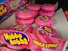 Die Hubba Bubba Kaugummidose ist in der Regel rund und erinnert an eine kleine, kompakte Trommel. Dieses ungewöhnliche Design hebt sich von den traditionellen für Kaugummi ab und zieht so die Aufmerksamkeit der Verbraucher auf sich. Die runde Dose ist nicht nur ein Blickfang, sondern schützt den Kaugummi auch vor Austrocknung und ermöglicht es, die Kaugummistreifen leicht zu entnehmen und wieder zu verschließen. Das macht sie nicht nur benutzerfreundlich, sondern führt auch dazu, dass die Dosen nach Aufbrauchen des Kaugummis als Aufbewahrungsbehälter dienen können.