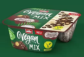 Der Joghurt mit der Ecke von Müller erfreut sich vor allem aufgrund seiner praktischen Verpackung großer Beliebtheit. Die spezielle Aufteilung der Packung in zwei Fächer – eines für den Joghurt und eines für die Zugabe, wie Müsli, Schokolade oder Früchte – ermöglicht es, die Zutaten frisch zu mischen. Dies hebt ihn von anderen Joghurtprodukten ab und bietet eine interaktive Esserfahrung.