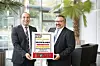 Geschäftsführer Timo Mosca (rechts) und Vertriebs- und Marketingleiter Alfred Kugler zeigen die Urkunde des Innovationspreises 2017 von Focus und Focus Money für die Mosca GmbH