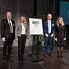 v.l.n.r.: Frank Lendowski, Bettina Bastien, Brand Owner Manager Flexible Verpackungspapiere, und Dr. Markus Wildberger nehmen den Umwelttechnikpreis Baden-Württemberg 2023 entgegen.