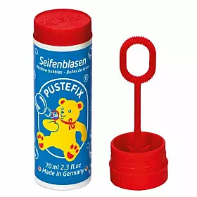 1948 erfand Dr. Rolf Hein eher zufällig die legändere Pustefix-Seifeblasenlösung, als er mit Waschmittel Rezepten experimentierte. Mit der ikonischen gelb-blauen Verpackung und dem fröhlichen Bärchen ist sie vielen noch aus der Kindheit bekannt. Seit den 60er Jahren in der heute bekannten Kunststoffdose mit Dosierhilfe steht sie noch immer für Spielspaß „Made in Germany“.