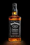 Jack Daniel's Flasche: Auch der härteste Scotch-Fan wird zugeben, dass die quadratische Flasche mit dem schwarz-weißen Etikett ein Symbol für Whiskey weltweit ist.