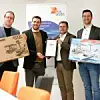 DS Smith wurde mit dem Marken-Magnet-Award in Gold in der Kategorie Nachhaltigkeit ausgezeichnet. Das Unternehmen erhielt den vom Magazin Lebensmittel Praxis vergebenen Preis für eine vollständig recycelbare und kreislauffähige Spielzeugverpackung für Playmobil, die gleichermaßen als Versandkarton und Produktverpackung dient Das für Geobra Brandstätter, den Markeninhaber von Playmobil, entwickelte Verpackungskonzept stellt eine 2-in-1 Lösung für den E-Commerce dar. Es wird in einem Versandkarton aus recyclebarer Wellpappe geliefert. „Da das Thema Nachhaltigkeit im E-Commerce eine immer größere Rolle spielt und vermehrt auf verantwortungsvolle und ressourcensparende Verpackungen Wert gelegt wird, freut es uns, dass unsere Verpackungslösung mit der Goldmedaille in der Kategorie Nachhaltigkeit ausgezeichnet wurde“, so Michael Kullmann, Sales Manager Display & Retail bei DS Smith. Die Verpackung bildet auf der Außenseite die enthaltene Spielewelt einfarbig aufgedruckt ab und dient gleichzeitig als Versandpaket. Dadurch wird keine zusätzliche Umverpackung für den Versand benötigt. Die Innenseite ist mehrfarbig bedruckt. Dem Hersteller zufolge ist die Verpackung für Lieferketten optimiert, da sie keinen unnötigen Leerraum beinhaltet und auf Materialien setzt, die die zentralen Transportanforderungen vollumfänglich erfüllen. „Wer das Spielzeugset verschenken möchte, kann den Karton ganz einfach mit wenigen Handgriffen wenden“, so Daniel Vogt, Account Manager bei DS Smith. So soll dieser trotz äußeren Einflüssen während des Transports und aufgebrachten Versandetiketten als intakte Produktverpackung zum Sammeln oder Aufbewahren dienen.