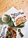 mehrere Pizzakartons auf einem Tisch