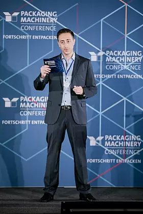 Chefredakteur Philip Bittermann bei der Begrüßung und Anmoderation der Packging Machinery Conference 2025 in München.