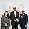 Freuen sich über die Zertifizierungen Top Arbeitgeber Deutschland und Top Arbeitgeber Ingenieure: Vorstandsvorsitzender Christian Wendler (Mitte), Director of Human Resources Ralf Klemme (Rechts) und Verena Liane Ottermann, Human Resources Managerin (Links).