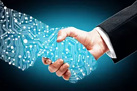 Hand schütteln zwischen echter und digitaler Hand die aus Motherboard besteht