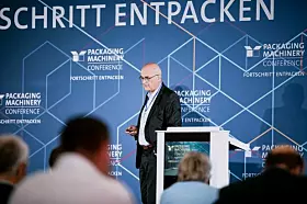 Richard Clemens vom VDMA hielt die Keynote mit aktuellen Zahlen, Herausforderungen und Chancen des Verpackungsmaschinenbaus.