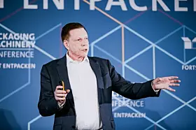 ... bis Digitalisierung. Diesen Themenblock eröffnete Ralf Schubert, Geschäftsführender Geselleschafter der Gerhard Schubert GmbH und selbst studierter Informatiker, mit einem Vortrag zum Einsatz von KI im Maschinenbau.