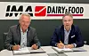 Peter Walter, geschäftsführender Gesellschafter CDE und Thomas Becker, CEO und Partner IMA Dairy & Food, bei der Vertragsunterzeichnung.