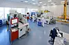 Produktion einer Pilotserie in einem Klasse 8 Reinraum im Technischen Competence Center in Wackersdorf.