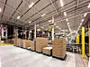Halle, in der mehrere Stapel Kaffeekartons stehen.