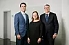 (v.l.): Philipp Lehner, CEO AlplaGroup, Saskia Wellhöfer-Meyer, Inhaberin und Geschäftsführerin Heinlein Plastik-Technik, Walter Knes, Managing Director Alplapharma.