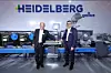Benny Huang (rechts), CEO von Heidelberg China, und Teddy Jiang, General Manager von Gallus Shanghai, starten gemeinsam die Gallus Labelmaster bei der Präsentation im Print Media Center in Shanghai Ende 2017.