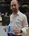 Simon Hill, Group Solutions Specialist, Packaging, Tna Solutions, präsentiert eine recycelbare PP-Monomateriallösung mit ultrahoher Barriere und verbesserter Heißsiegelleistung. Damit die Verpackung richtig recycelt werden kann, ist die Folie innen weiß lackiert. So wird sie anstatzt zur Aluminiumfraktion korrekterweise zur Kunststofffraktion sortiert.