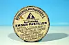 Synthetische Emser Pastillen in der Blechdose, eine Nachahmung der Österreichischen Mineralwasser AG aus der Zeit vor dem Zweiten Weltkrieg.