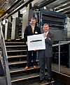 Steve Voorhees (rechts), CEO von RockTenn, und Craig Gunckel, Executive Vice President für POS-Displays und Faltschachteln, erhalten die 100. Großformatdruckmaschine von Heidelberg.