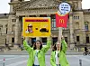 Aktivistinnen der Deutschen Umwelthilfe demonstrieren vor dem Bundesverwaltungsgericht mit Plakaten gegen McDonald's