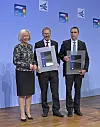 Preis für SteeloCare: (v.l.n.r.) Johanna Wanka, Bundesministerin für Bildung und Forschung; Michael Kaufmann, Technischer Direktor Lanico; und Rainer Berkefeld, Head of Packaging Development bei Schuler Pressen.