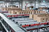 Versandkartons auf Förderband