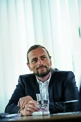 Zwei, die sich verstehen: Prof. Dr.-Ing. Matthias Niemeyer (Bilder 2, 4 + 6) und Gerald Schubert (Bilder 1, 3 + 5) sehen in der Zusammenarbeit der KHS GmbH, Dortmund, und der Gerhard Schubert Verpackungsmaschinen GmbH, Crailsheim, enorme Potenziale. KHS kann nun mit einer viel höheren Anzahl von Verpackungsvarianten bei den Getränkeherstellern punkten und Schubert kann auf eine höhere Marktdurchdringung im Getränkesegment bauen.