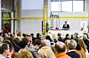 General Manager Steffen Hoßfeld begrüßte die rund 1.000 anwesenden Mitarbeiterinnen und Mitarbeiter sowie deren Familien, die der Einladung zur Feier des 50-jährigen Jubiläums gefolgt waren.