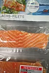 Nach der Verpackung werden die frischen Fischfilets gefrostet. Optimales Erscheinungs