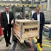 Reyher-Geschäftsführer Klaus-Dieter Schmidt und Matthias Hebrok, Geschäftsführer Cartoflex zeigen die neuen Greencor-Palettenabdeckungen.