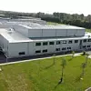 Aufgrund der steigenden Nachfrage nach nachhaltigeren Verpackungen eröffnet SIG am nordrhein-westfälischen Produktionsstandort Linnich ein Packaging Development Center, das über Extrusions- und Finishing-Technologien, Qualitätsmesssysteme und Prüfverfahren verfügt. Das für 10 Mio. Euro errichtete Zentrum soll die Möglichkeiten zur Vorbereitung der Serienproduktion von Verpackungen, die Systemvalidierung und die Kapazität für künftige digitale Technologien deutlich erhöhen. Dem Unternehmen zufolge ermöglicht es komplette End-to-End-Lösungen für seine Abnehmer. „Zusammen mit unseren bestehenden Anlagen zur Co-Kreation und Testabfüllung von Lebensmittel- und Getränkeprodukten können wir Verpackungsmäntel herstellen, Produkte gemäß der Lebensmittelhygienevorschriften abfüllen und auf Paletten bringen“, so Marcel Schopen, Department Manager Test Field, Prototype & Pilot Plant bei SIG.