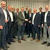 Die Gesellschafter Tobias Uhlmann und Thomas Goldfuß mit den Geschäftsführungen und Beratern beider Unternehmen nach der Vertragsunterzeichnung.