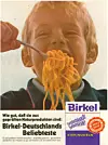 Birkel-Werbung mit einem Jungen, der eine Gabel mit Spaghetti in den Mund schiebt.