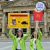 Aktivistinnen der Deutschen Umwelthilfe demonstrieren vor dem Bundesverwaltungsgericht mit Plakaten gegen McDonald's