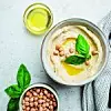 Schale mit Hummus, Schale mit Kichererbsen