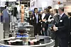 Besucher am Messestand Verpackungsmaschine