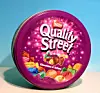 Packung Quality Street aus dem Jahr 2008. Im Laufe der Zeit verschwanden der Major und die Miss von der Packung.