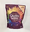 Heutige Beutelverpackung mit Quality Street aus Papier mit dem Logo von Mackintosh’s.