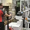 Nach erfolgreicher Risikobeurteilung können Cobots direkt neben dem Menschen arbeiten.