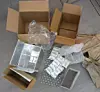 Von Papier, Karton, Pappe, Kunststoff, Aluminium, über Gefache, Trays, Isolierbehälter aus EPS, aluminiumbeschichteter Luftpolsterfolie mit Kühlpaste, Kühltaschen, diversen Eispacks bis hin zum Einsatz von Trockeneis in Beuteln war alles vertreten.