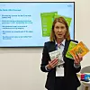 Annika Sundell, Executive Vice President, Innovation and Business Development bei der Walki Gruppe, präsentiert ein neues Konzept für Papierbeutel mit Euro-Loch.