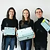 V.l.n.r.: Doris Diebold, CEO von Hey Circle, und ihre Kollegen Rebecca Steinke, COO, und Morris Kurz, CTO, präsentieren Produkte ihres Unternehmens.Hey Circle, ein Anbieter wiederverwendbarer Versandboxen- und -taschen für den E-Commerce, hat seine aktuelle Finanzierungsrunde mit 1,5 Mio. Euro abgeschlossen. Mit dem Kapital sollen das Sales- und IT-Team verstärkt, Produktionskapazitäten ausgebaut und das Produkt-Portfolio erweitert werden. Als Lead-Investor ist Capacura bei Hey Circle eingestiegen. Neben weiteren Investoren sind zudem Gateway Ventures, Super Angels, Brangs + Heinrich und die CK Venture Capital GmbH, deren Geschäftsführerin Katja Ruhnke in dem Start-up „eine Bereicherung für alle, die Nachhaltigkeit und Logistik verbinden wollen“ sieht, beteiligt. Bis 2028 will Hey Circle 80 Mio. Einwegverpackungen durch Versandverpackungen ersetzen. Mit einer Box lassen sich dem Hersteller zufolge bis zu 94 % Abfall und 75 % der CO2-Emissionen gegenüber einem Einwegkarton einsparen. Die Mehrweg-Versandlösung richtet sich laut Hey Circle an Geschäftskunden, Intralogistik, Filialbestückung, Click & Collect, Miet- und Reparatur-Services, den gekühlten Nahrungsmittel- und Medikamenten-Versand sowie den Endkundenversand. Die monatlichen Mietkosten seiner Versandverpackung sind dem Hersteller zufolge vergleichbar mit dem Kaufpreis eines neuen Einwegkartons. Die IT-Lösung soll zudem ein nachgelagertes Pfand ermöglichen und die benötigte Rückgabe-Quote sichern. Zurzeit zählt das Start-up 30 Unternehmen zu seinem Kundenstamm, darunter das Modelabel Drykorn und die Österreichische Post. Des Weiteren fährt es Testprojekte, unter anderem mit Trigema.