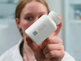 Neben Tintenstrahldruckern kommen unter anderem auch UV-Beschriftungslaser für die Kennzeichnung zum Einsatz.