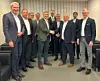 Die Gesellschafter Tobias Uhlmann und Thomas Goldfuß mit den Geschäftsführungen und Beratern beider Unternehmen nach der Vertragsunterzeichnung.