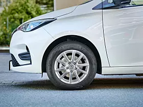 Weißes Auto mit Vorderreifen