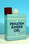 Penaten hat in den Sechzigerjahren die Kunststoffflaschefür Kinderöl mit einerFaltschachtel ummantelt.