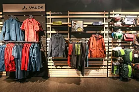 Outdoor-Jacken in einem Vaude-Store